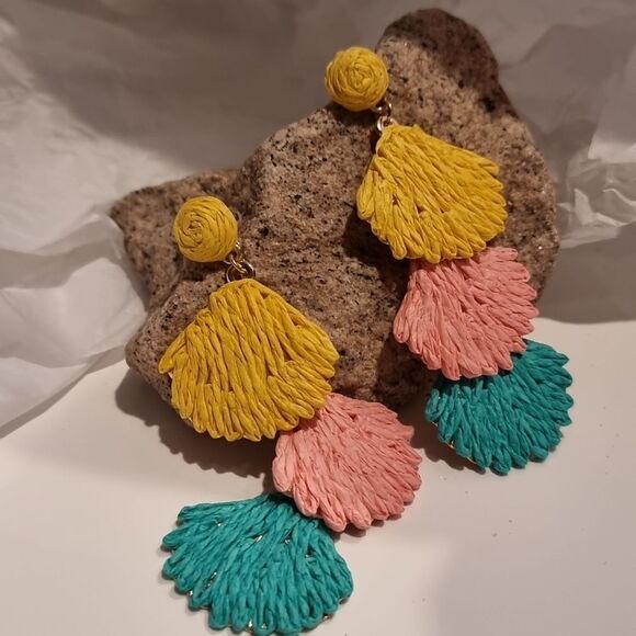 New ANTHRO Colorful Rattan Seashell Drop Earrings Yellow Pink Green - Picture 1 of 7